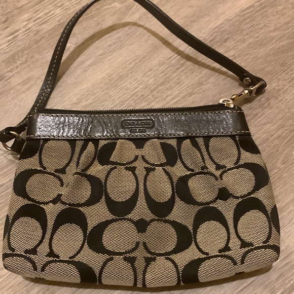Coach bag with a matching wristlet - Picture 2 of 13